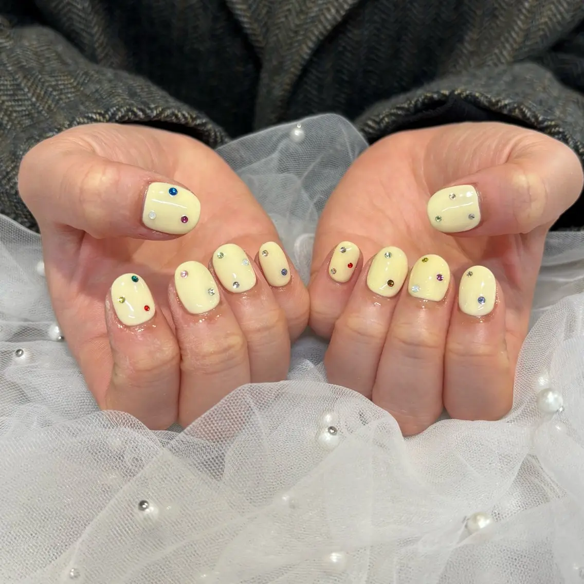 ネイル 春ネイル ストーンネイル 黄色 ハンドネイル 荒巻 めいのネイルデザイン