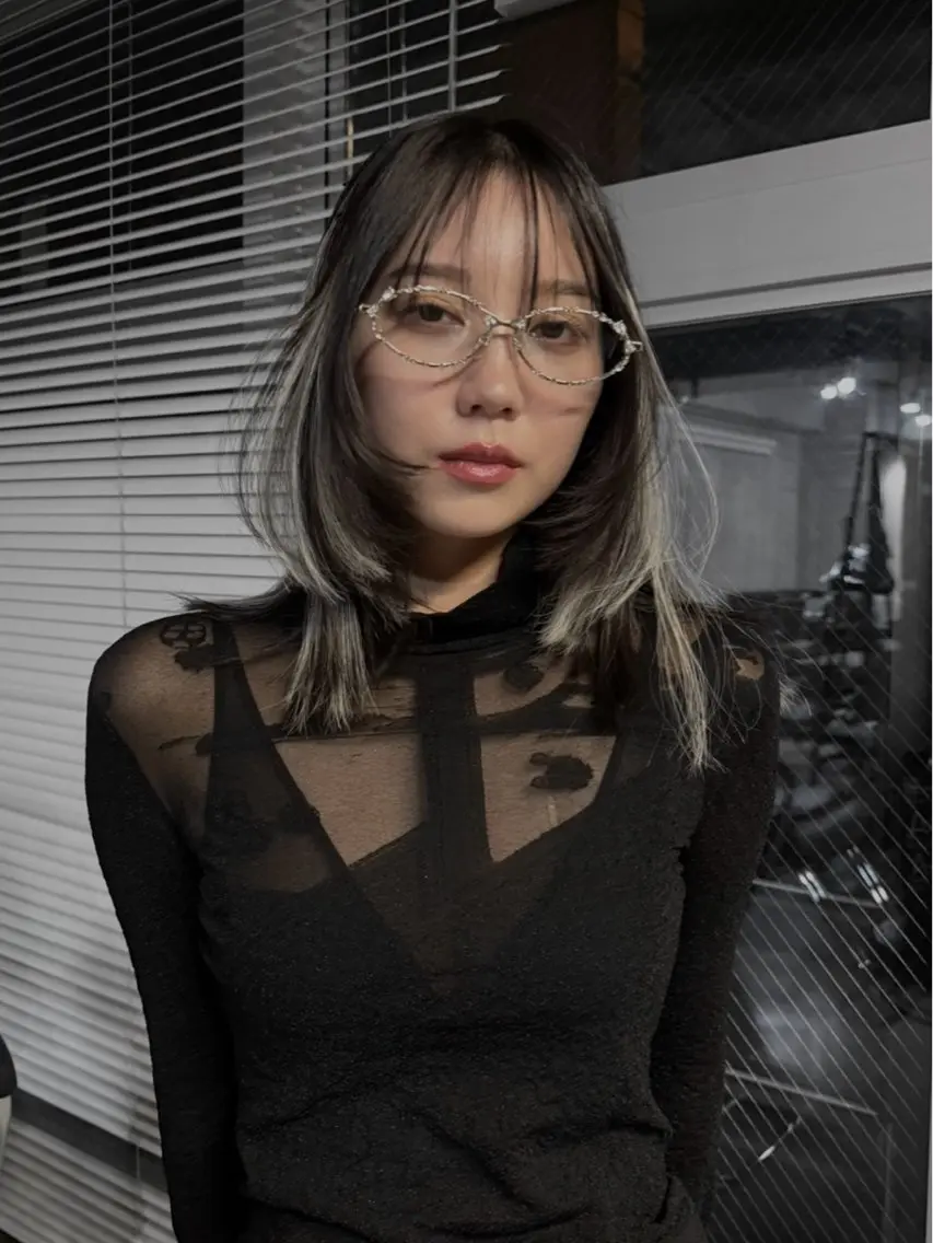 セミロング カラー 本間 結衣のヘアスタイル