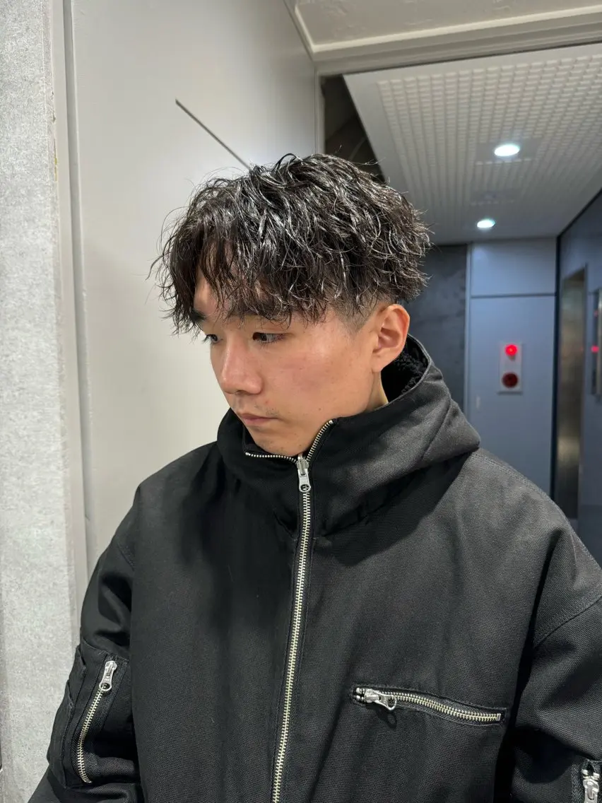 ショート カラー パーマ ヘアアレンジ メンズ メンズブリーチ センターパート フェザーパーマ メンズハイライト メンズハイトーン スパイキー/フェザー /波巻き/かいとのヘアスタイル