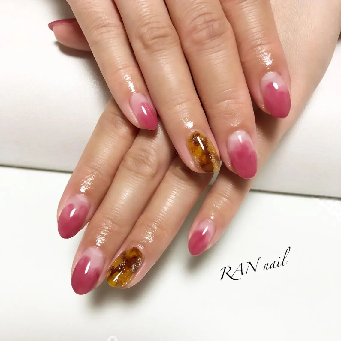 ネイル フットネイル キラキラネイル オフィスネイル 夏ネイル 黄色 ハンドネイル フットネイル RAN nailのネイルデザイン