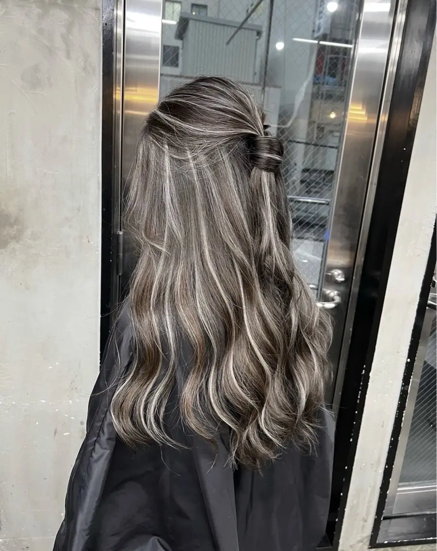 ロング カラー ヘアアレンジ グレージュ ハイライトカラー ハイライト ヘアカラー トリートメント 指名数No.1 /NAOYAのヘアスタイル