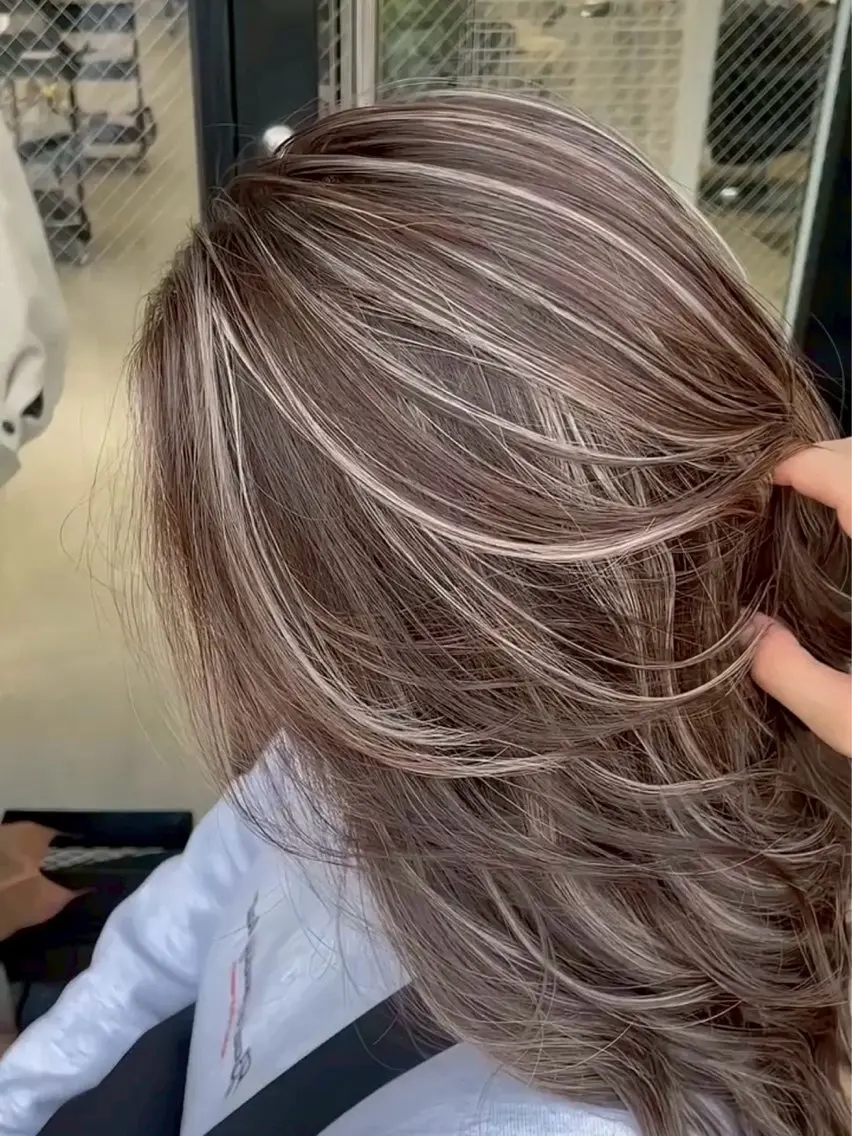 ロング カラー ベージュカラー グレージュ ハイライトカラー ハイトーンカラー ミルクティーベージュ カット ヘアカラー トリートメント 原宿/ハイライト バレイヤージュ/大智のヘアスタイル