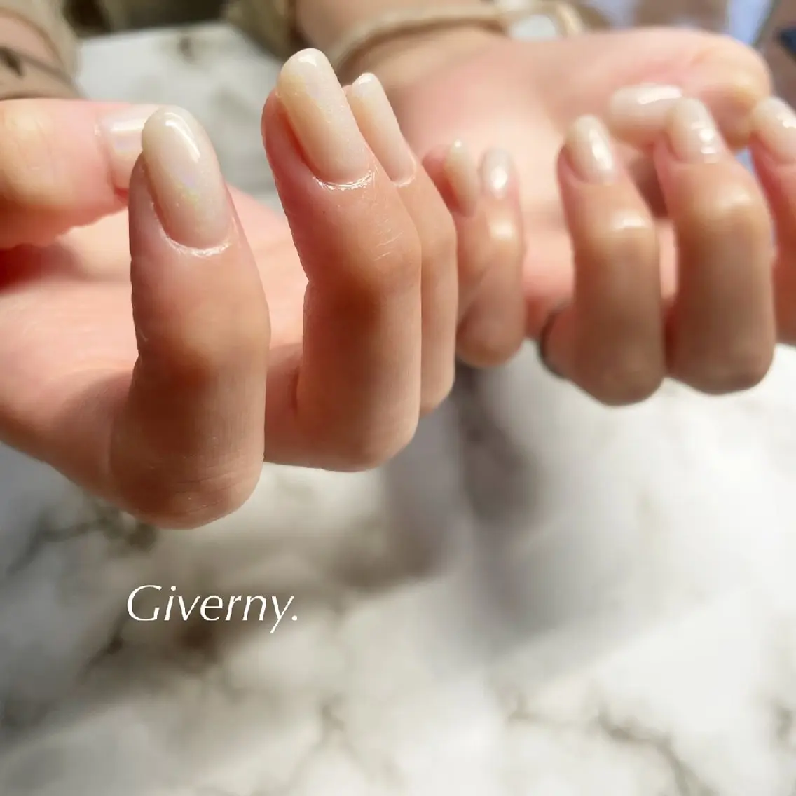 ネイル オーロラネイル ワンカラーネイル ホワイト ハンドネイル Giverny .のネイルデザイン