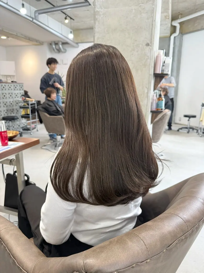 ロング カラー グレージュ オリーブグレージュ オリーブグレー カット ヘアカラー トリートメント カイリ /レイヤーカットのヘアスタイル