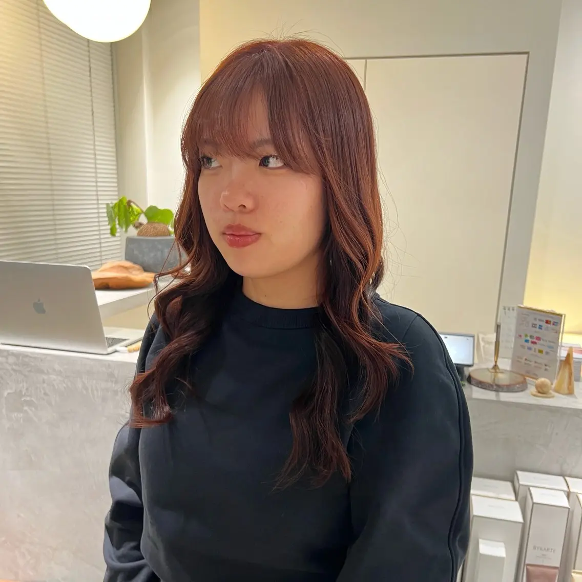 ロング カラー 透明感カラー レッドカラー ヘアカラー 周東 芽依のヘアスタイル