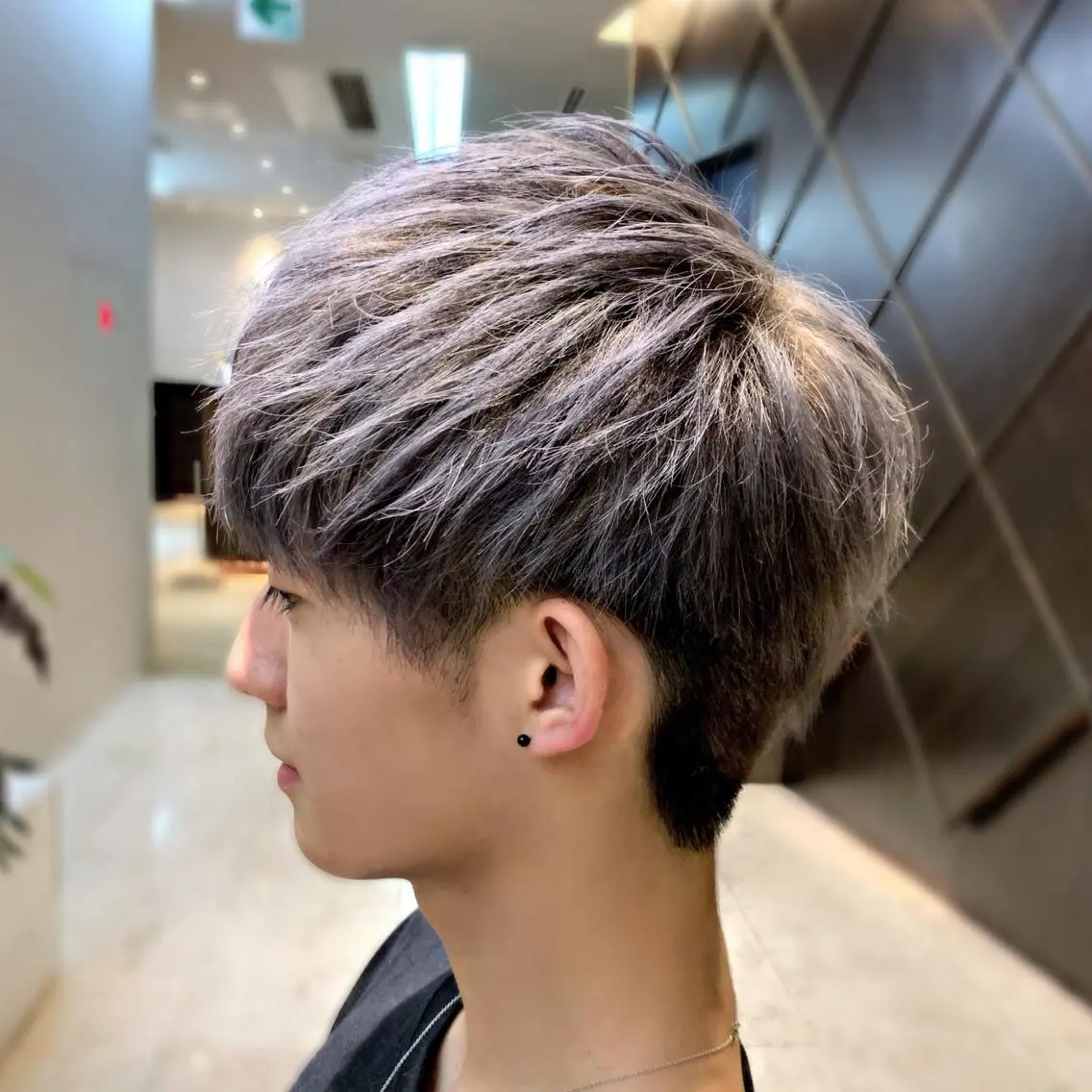 カラー メンズ メンズブリーチ アッシュ アッシュグレー ブリーチ パープルアッシュ カット ヘアカラー トリートメント メンズ専門　井藤 雅也のヘアスタイル