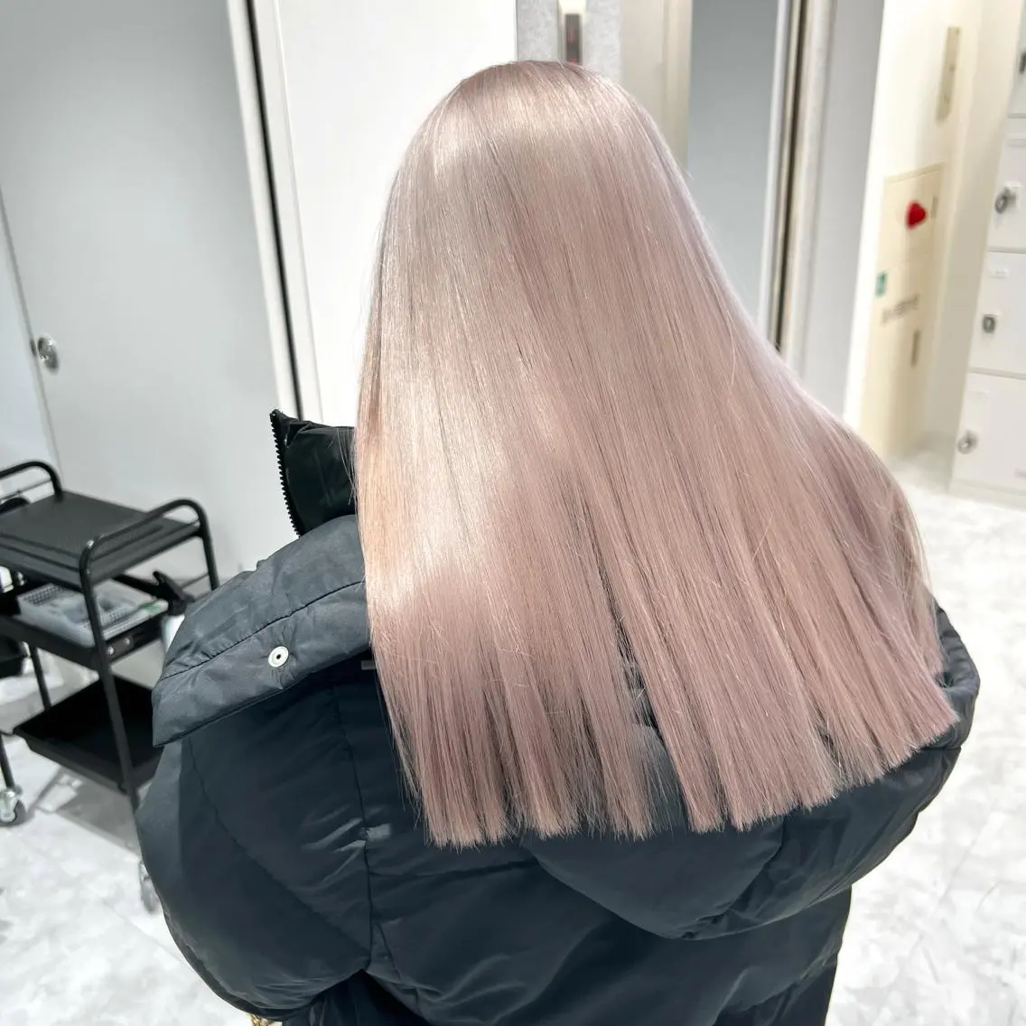 ロング 名古屋ムラ修正 ハイトーンのヘアスタイル