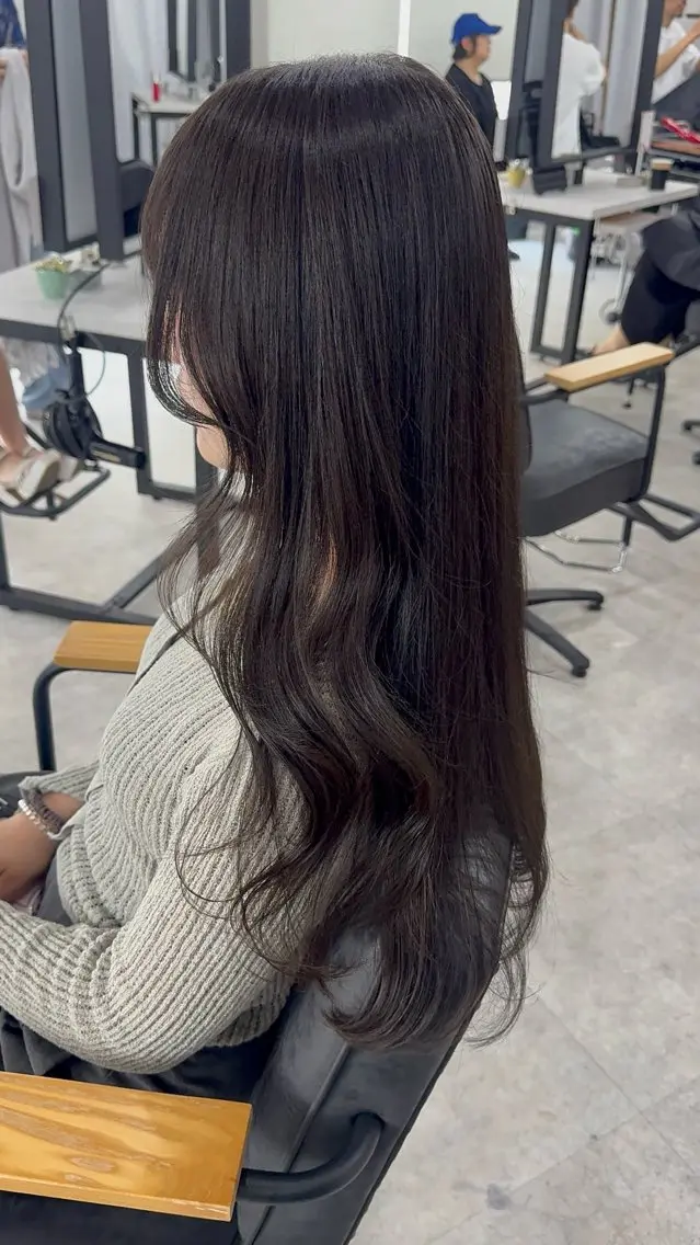 ロング カラー アッシュ アッシュブラウン ベージュカラー 黒髪 ブリーチ カット ヘアカラー トリートメント 赤み無し柔らかカラー 【梅田】madokaのヘアスタイル