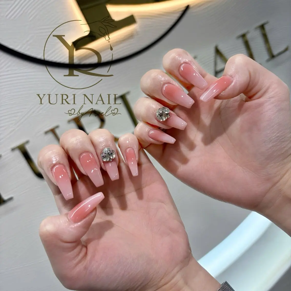 ネイル オーロラネイル ブルー チークネイル フットネイル フレンチネイル ハンドネイル フットネイル ハンドケア YURI Nail NARITAのネイルデザイン