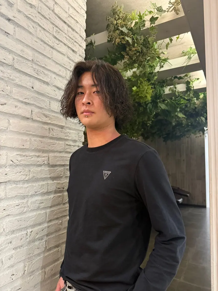 ミディアム カラー メンズ ミディアムパーマ メンズパーマ ブラウンカラー ヘアカラー 藤原暖 ／カラーモデル募集のヘアスタイル