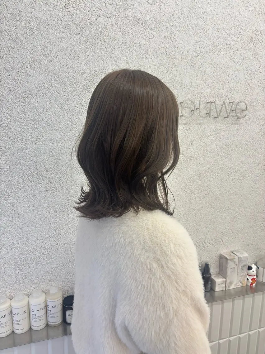 ミディアム カラー ヘアカラー 🧸柔らかベージュ/ 顔周りレイヤー/ミクのヘアスタイル