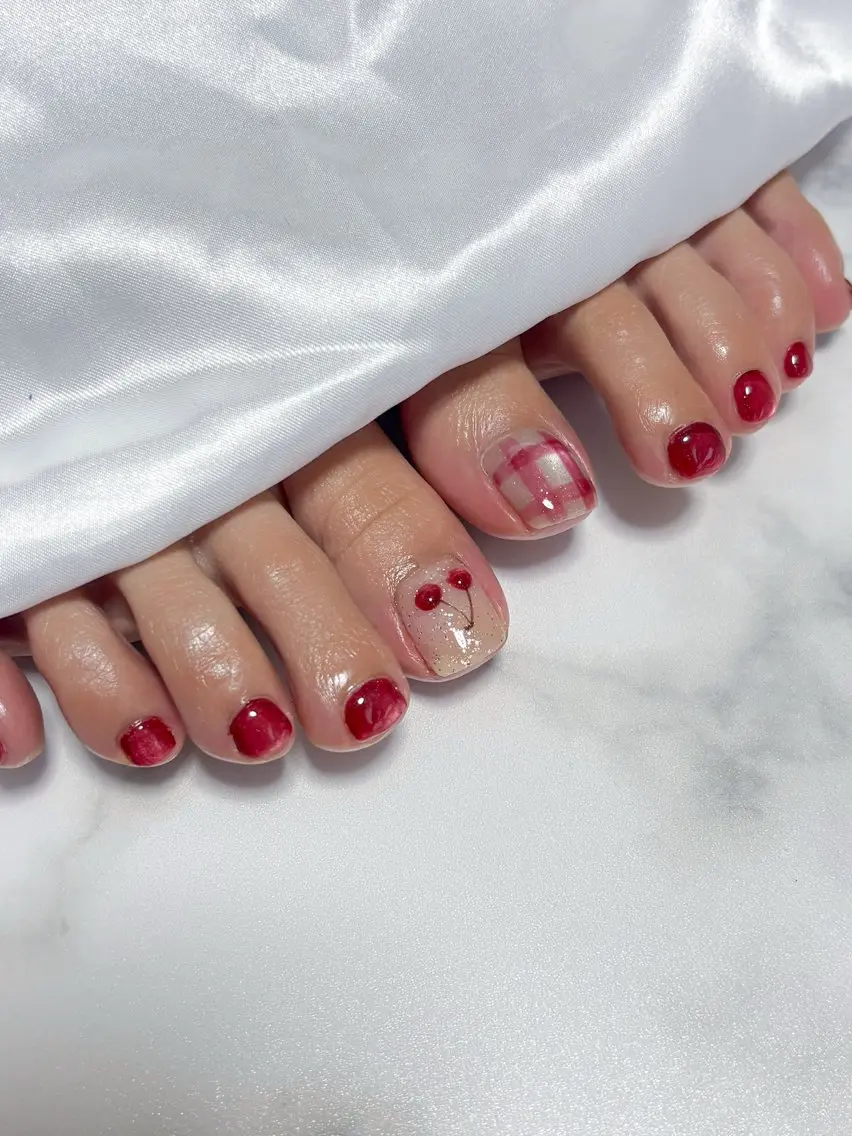 ネイル マグネットネイル 赤色 フットネイル nail salon minthのネイルデザイン