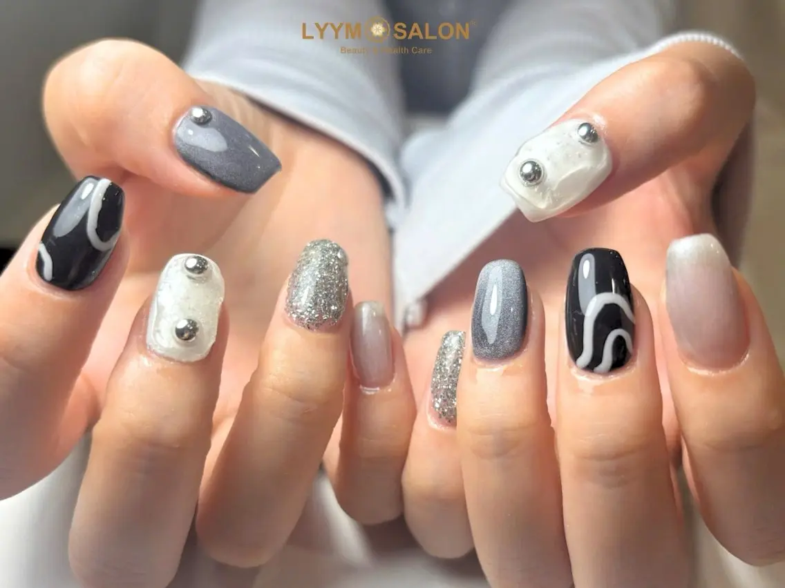 ネイル ハロウィン 韓国ネイル シルバー 冬ネイル ハンドネイル LYYM Salonのネイルデザイン