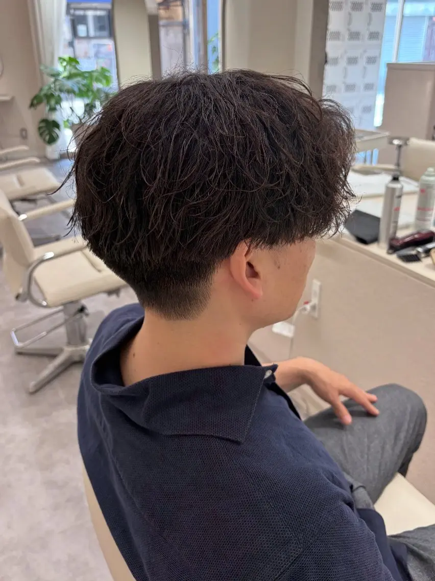 パーマ メンズ センターパート フェードカット フェザーパーマ マッシュ メンズパーマ カット パーマ メンズパーマ特化🔥 ツイスパ/シャドウのヘアスタイル