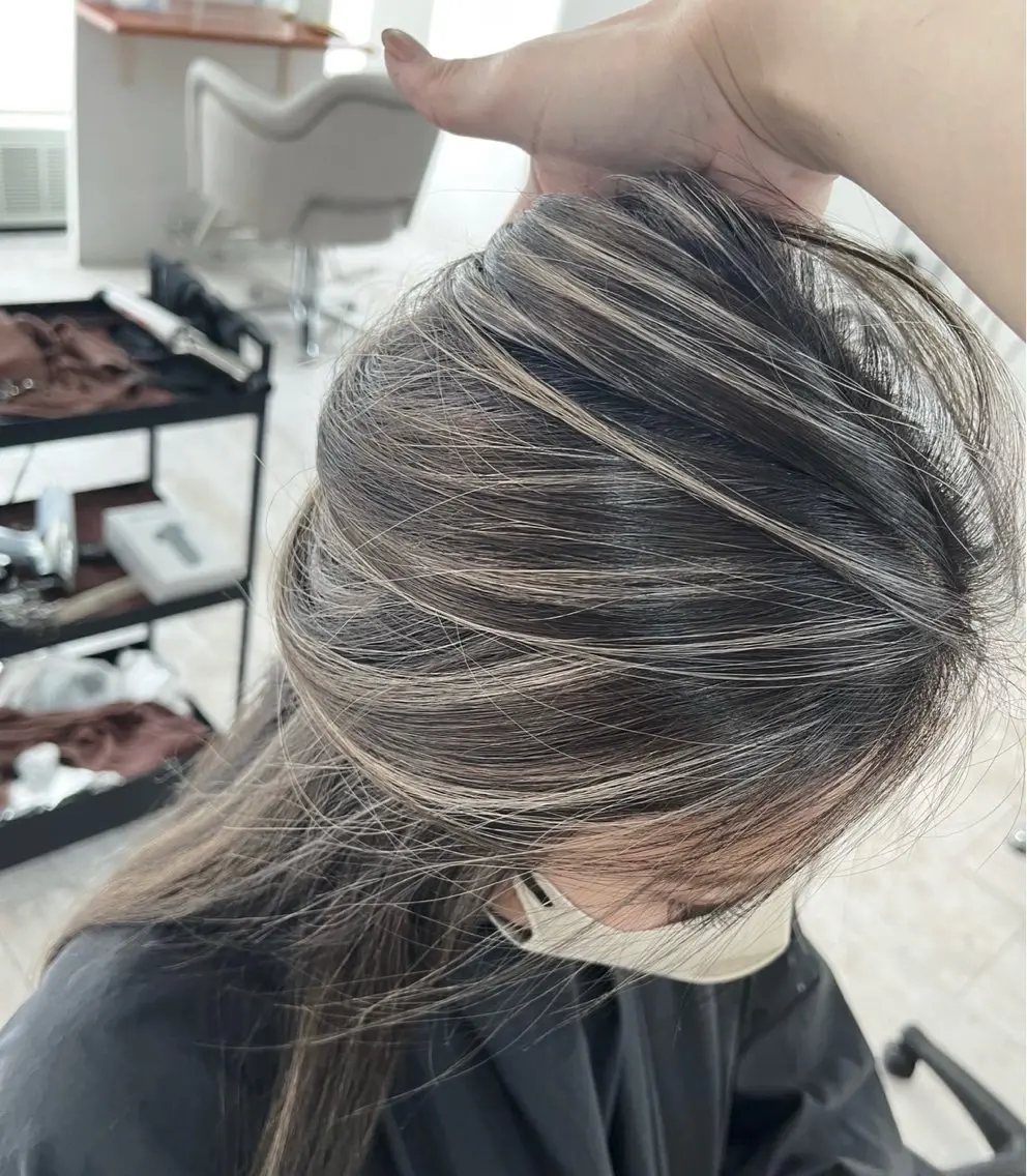 セミロング カラー ダークグレー ダークグレージュ グレージュ ハイライトカラー ハイライト ヘアカラー トリートメント 指名数No.1 /NAOYAのヘアスタイル