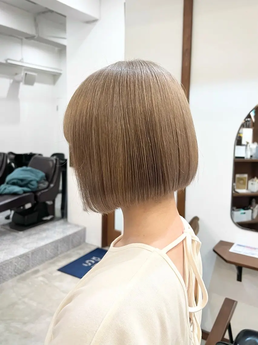 ショート カラー ブリーチ グレージュ カット ヘアカラー Ami ケアブリーチ/表参道のヘアスタイル