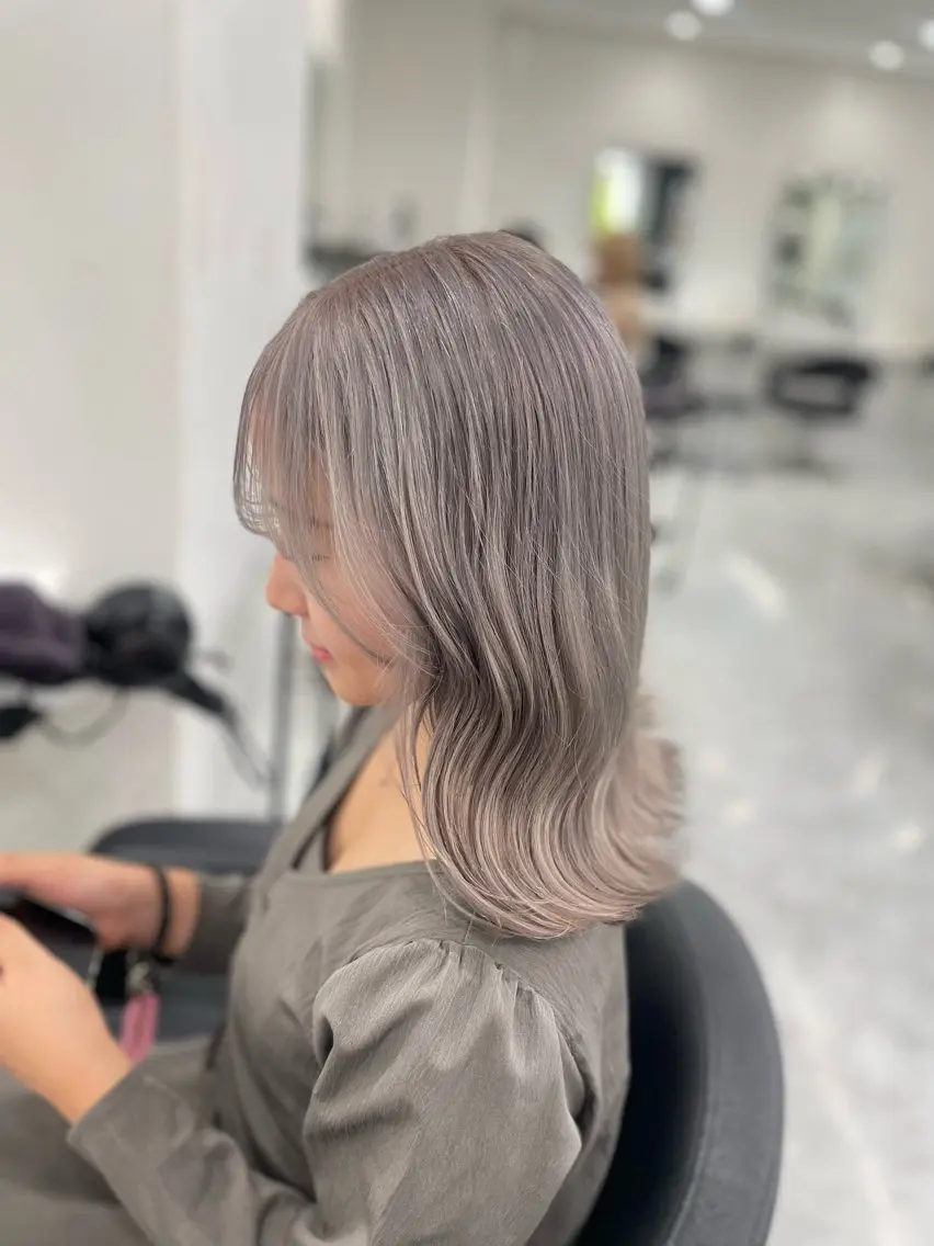 ロング カラー ラベンダー💜 グレージュ🩶のヘアスタイル