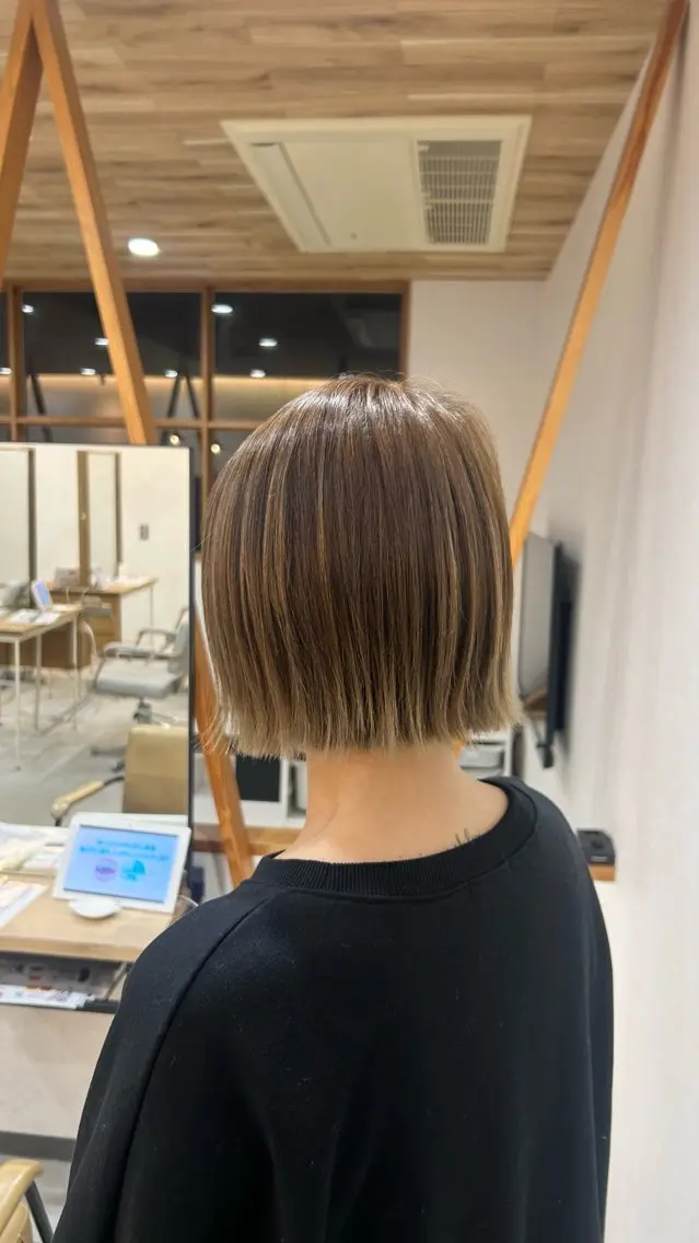 ショート カラー ボブ 中村 仁美のヘアスタイル