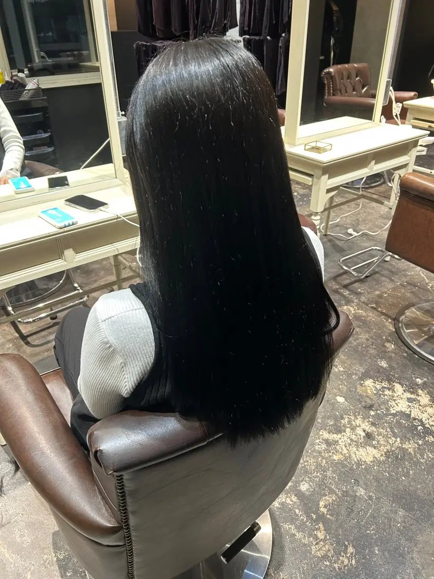 ロング カラー 黒髪 透明感カラー グレーブラック ヘアカラー 朝飛 唯菜のヘアスタイル