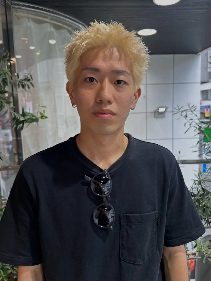 ショート カラー メンズ 切りっぱなしボブ メンズブリーチ メンズハイライト メンズハイトーン メンズインナーカラー HARUKI🏔️/ メンズ/透けブラウンのヘアスタイル