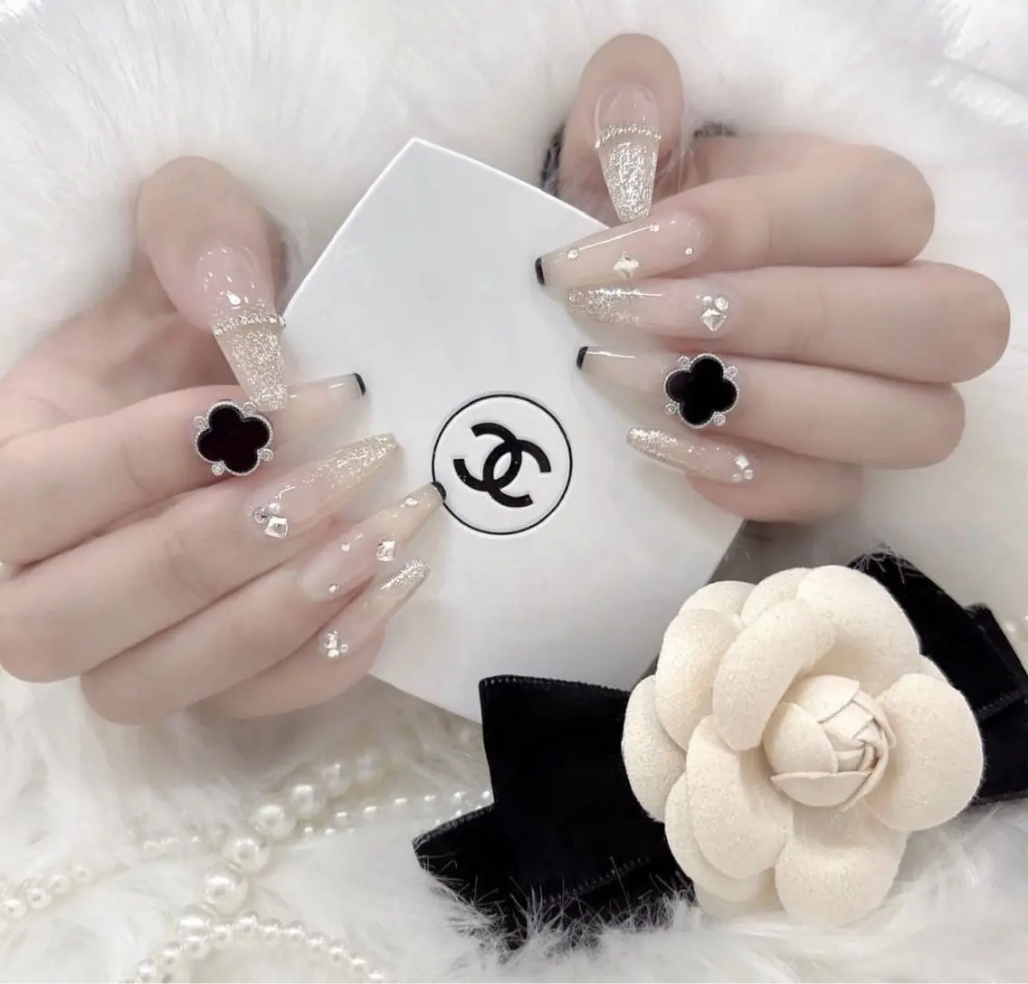 ネイル キラキラネイル 韓国ネイル ロングネイル ワンホンネイル ハンドネイル Josie nail salonのネイルデザイン