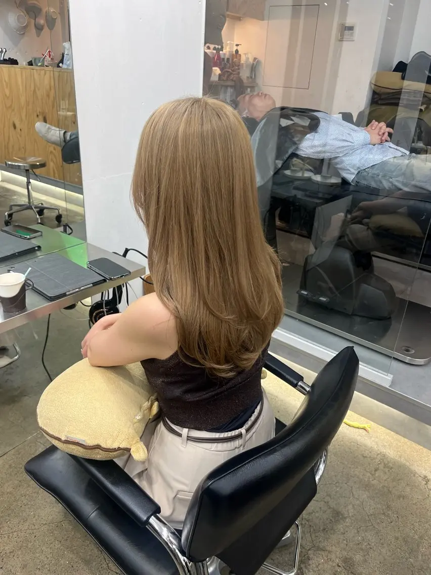 セミロング カラー ベージュカラー ヘーゼル カット ヘアカラー 新宿 似合わせカラー HINAのヘアスタイル