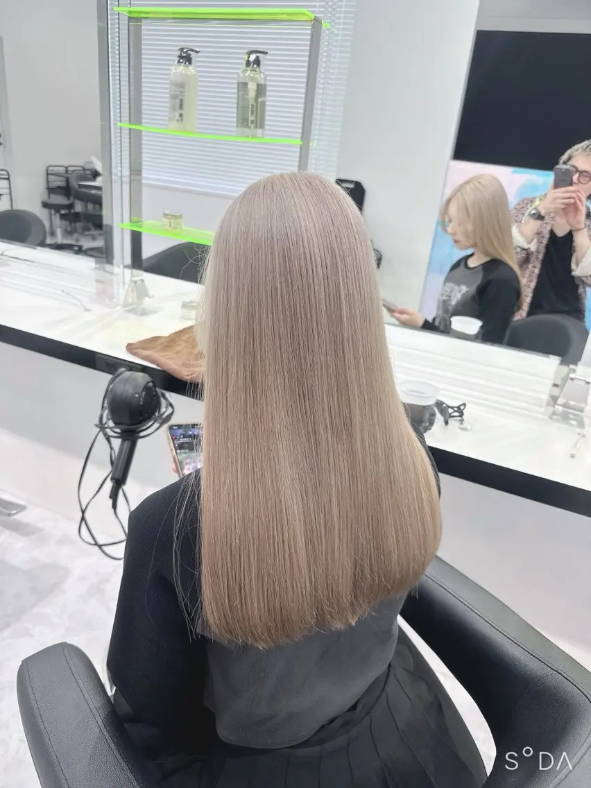 ロング カラー ヘアカラー ヘッドスパ 🫧ハイトーン🫧 ベージュ🫧徹哉のヘアスタイル