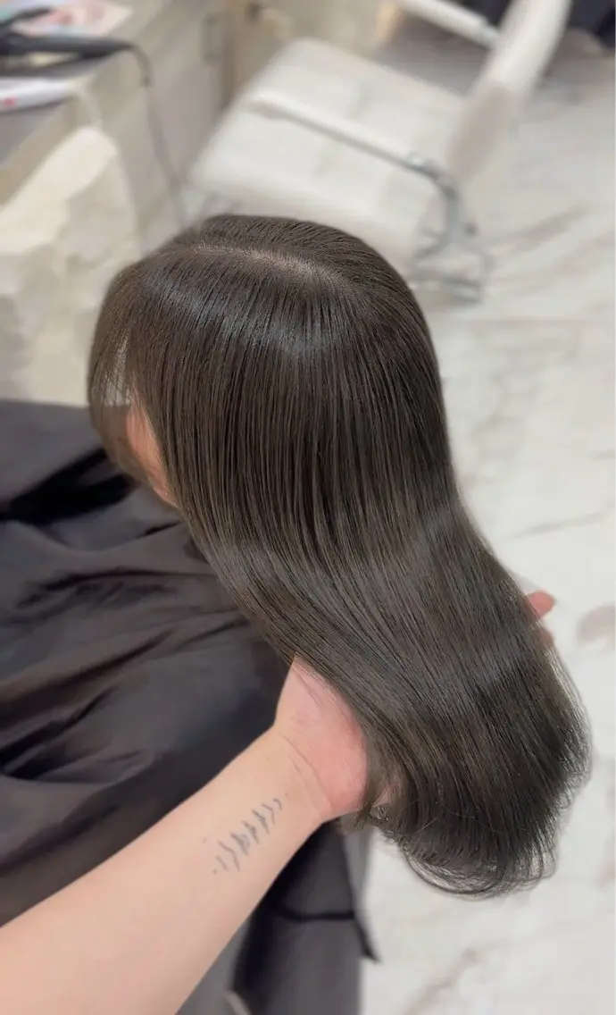 ミディアム カラー パーマ ベージュカラー ブリーチ 透明感カラー ダブルカラー グレージュ カット ヘアカラー トリートメント TOMO/ブリーチ 無しオリーブのヘアスタイル