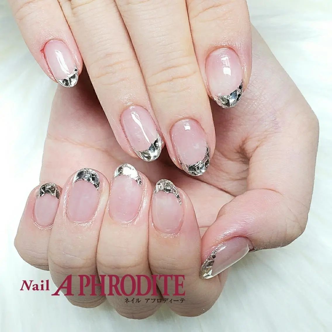セミロング ネイル オーロラネイル クリアネイル ジェルネイル シルバー ソフトジェル ハンドネイル Nail Aphroditeのネイルデザイン