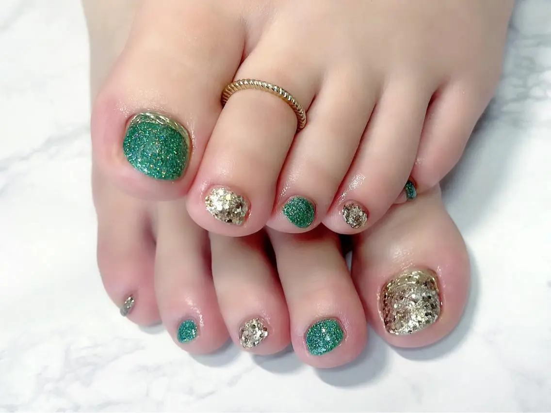 ネイル アートネイル ゴールド グリーン キラキラネイル ラメ(グリッター) フットネイル Nail Salon KURELLYのネイルデザイン