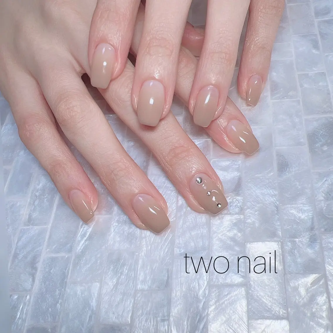 ネイル ブラウン ネイルチップ ホワイト ハンドネイル two nailのネイルデザイン