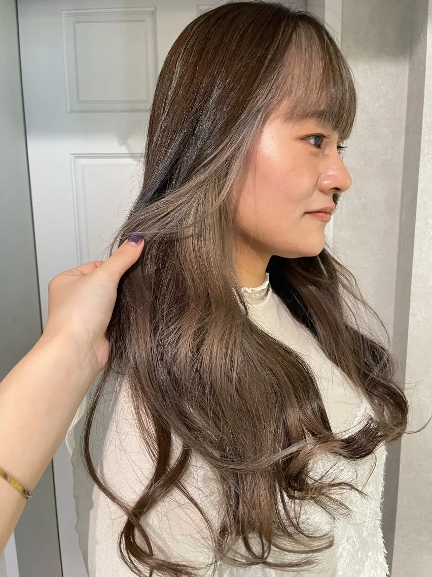 セミロング カラー ブリーチ イヤリングカラー ヘアカラー ナチュラル透明感🌱 小山美樹子のヘアスタイル