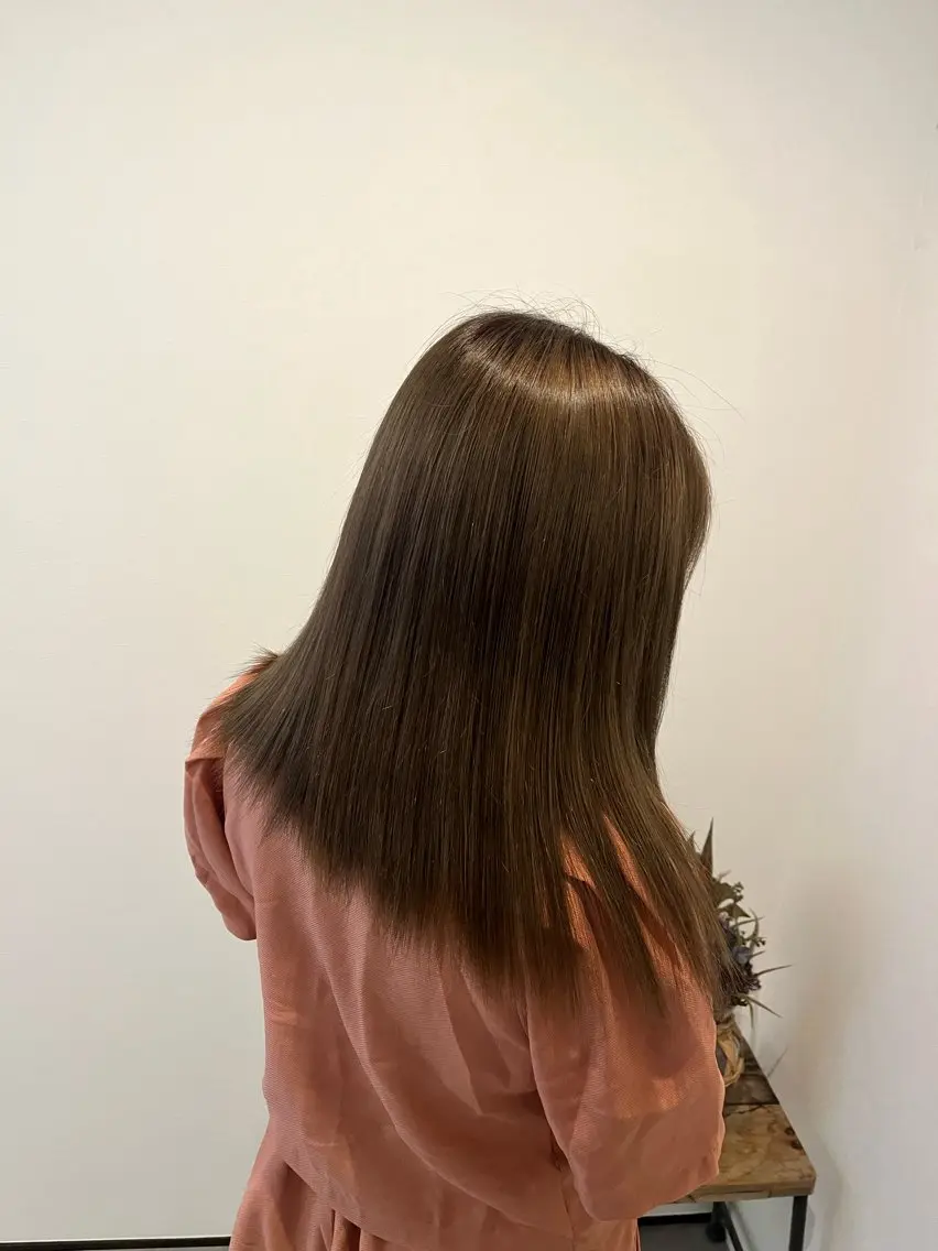 ミディアム カラー ベージュカラー オリーブベージュ 黒川 綾音のヘアスタイル