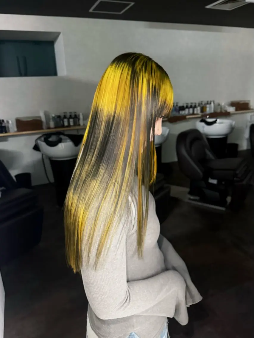 カラー 黒髪 ブリーチ デザインカラー ハイトーンカラー イエローカラー ヘアカラー lin.ブリーチ デザインカラーのヘアスタイル