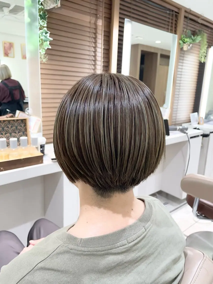 ショート カット ヘアカラー トリートメント 清藤綾/脱白髪染め 白髪ぼかしハイライトのヘアスタイル