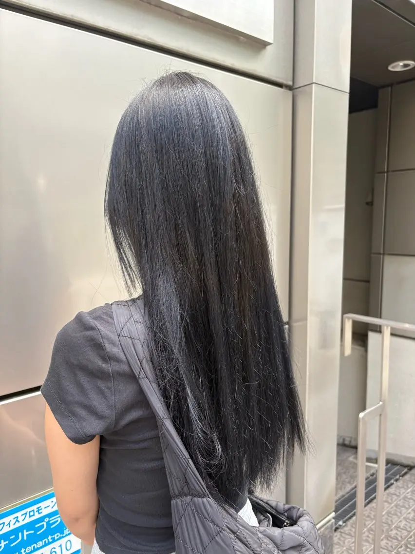 ロング カラー アッシュ 黒髪 ブルーカラー ブルーブラック 臼井 いづみのヘアスタイル