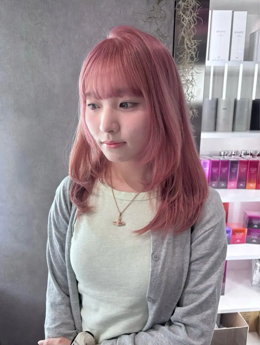 ミディアム カラー ヘアアレンジ 切りっぱなしボブ ブリーチ デザインカラー ダブルカラー イヤリングカラー ヘアカラー color.nail 🫧ionaのネイルデザイン