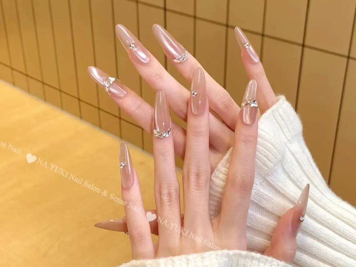 ネイル ガーリー キラキラネイル ロングネイル ワンカラーネイル ストーンネイル ハンドネイル ハンドケア 🤍Nana 🤍のネイルデザイン