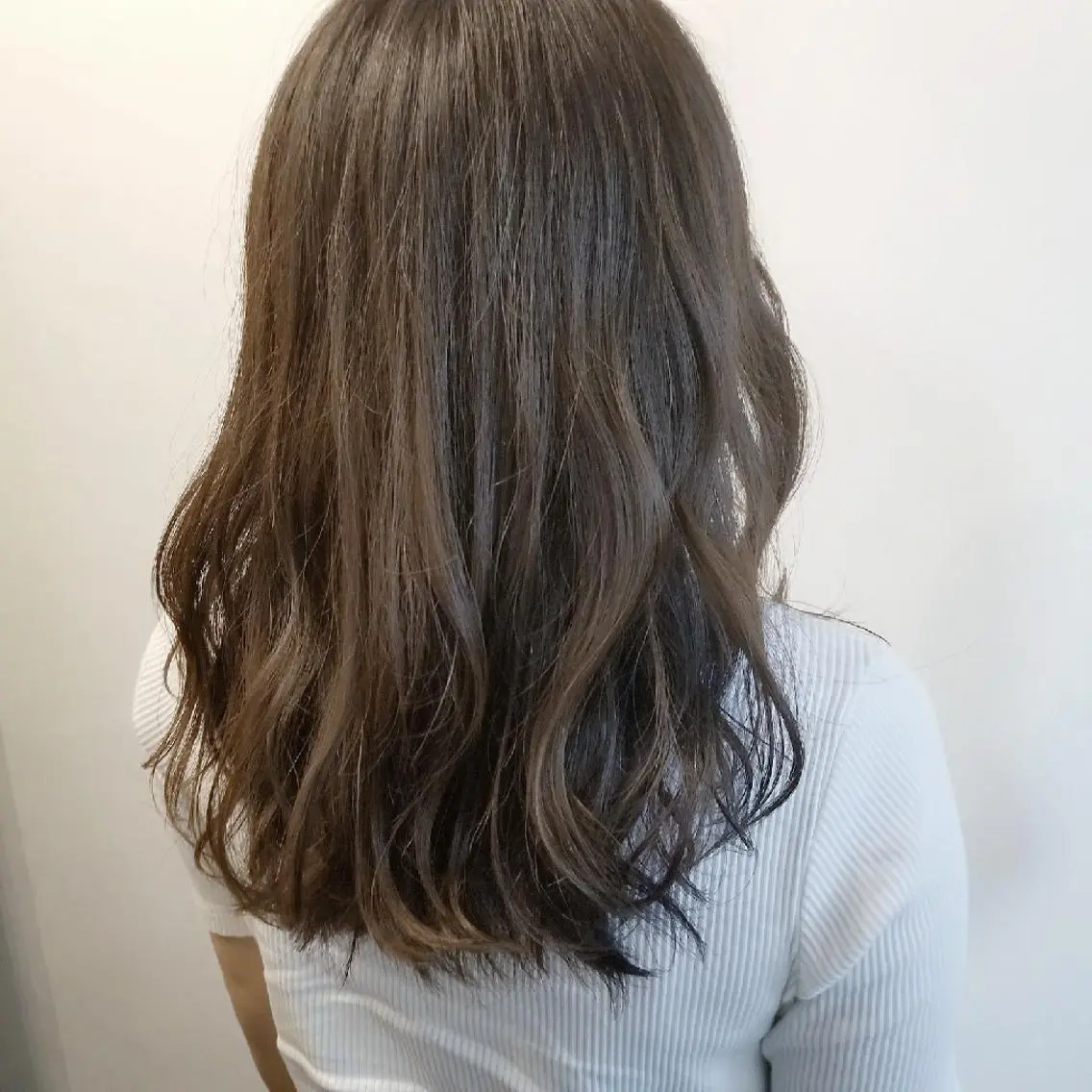 セミロング カラー パーマ 伊藤 功士のヘアスタイル