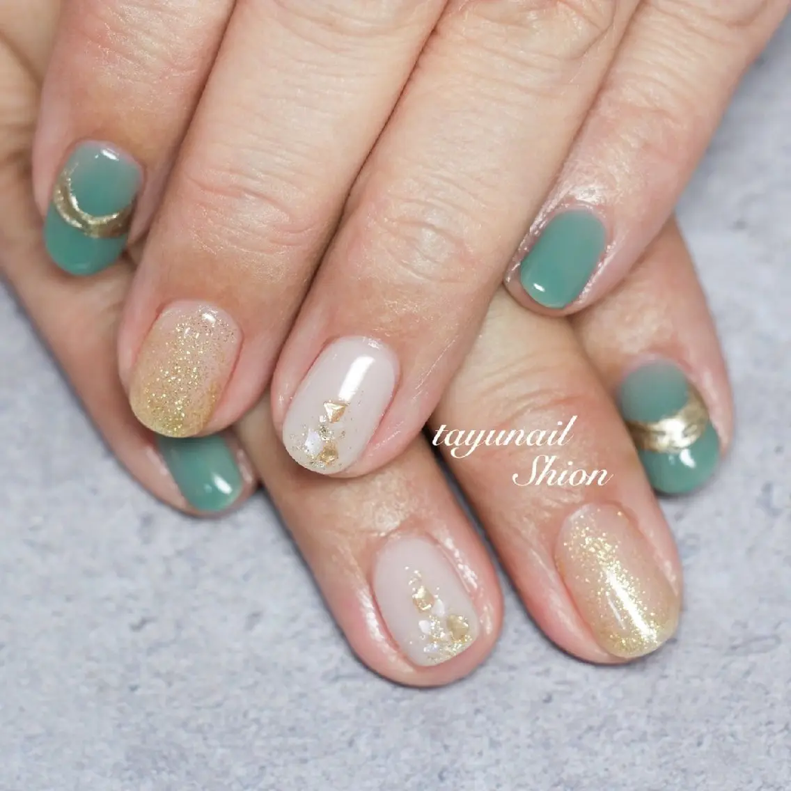 ネイル ジェルネイル グリーン ミラーネイル ニュアンスネイル パラジェル ネイルサロン 【たゆnail】のネイルデザイン