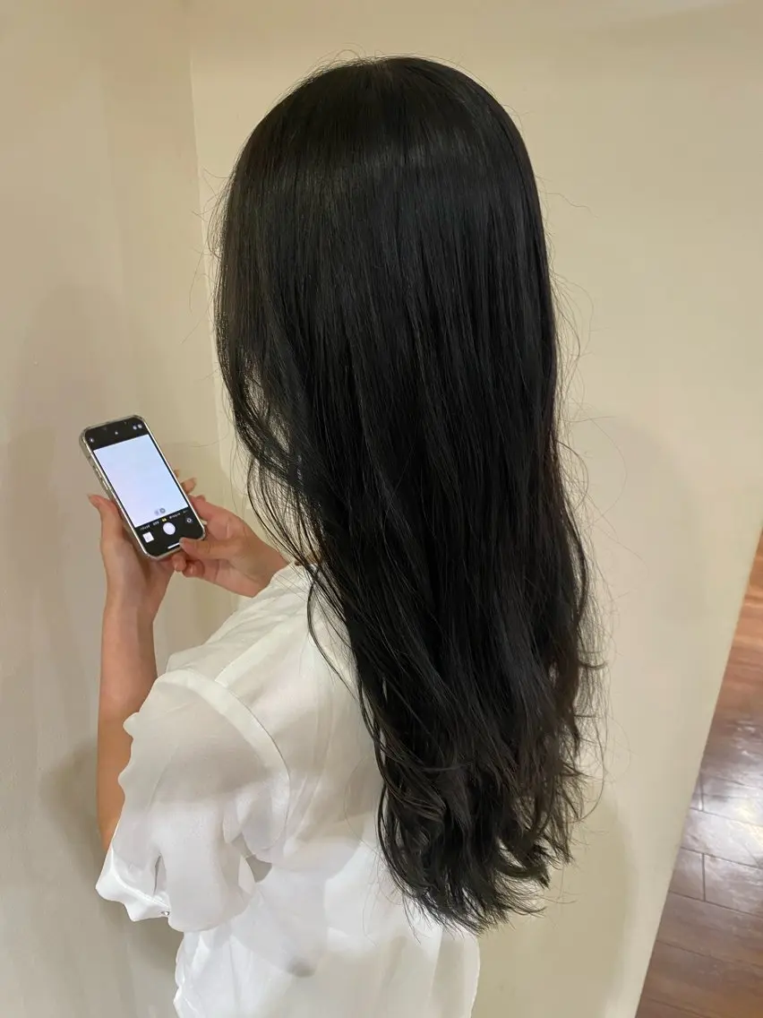 ロング カラー 黒髪 ブルーカラー ブルーブラック グレージュ 井上 万由のヘアスタイル