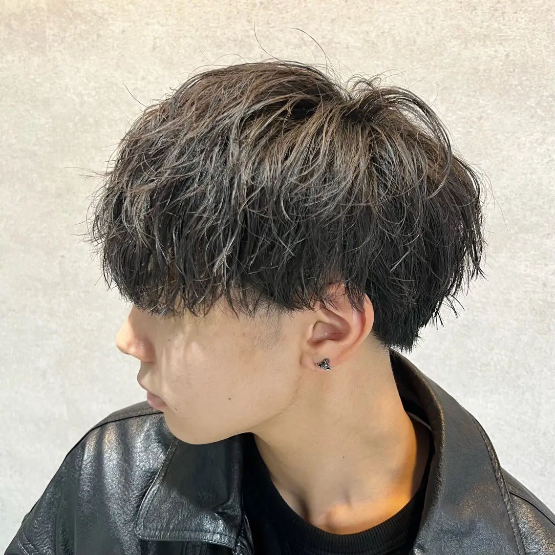 ショート カラー パーマ ヘアアレンジ メンズ センターパート メンズハイライト メンズメッシュ マッシュ メンズパーマ カット パーマ トリートメント ヘッドスパ ヘアセット 仕上がり満足度No. 1🔥BLUCK🔥のヘアスタイル