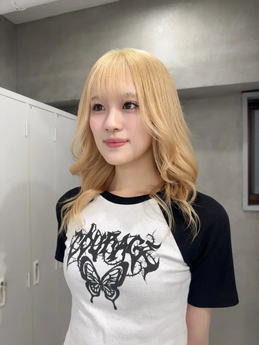 セミロング Manami🖤 レイヤー×ハイトーンのヘアスタイル