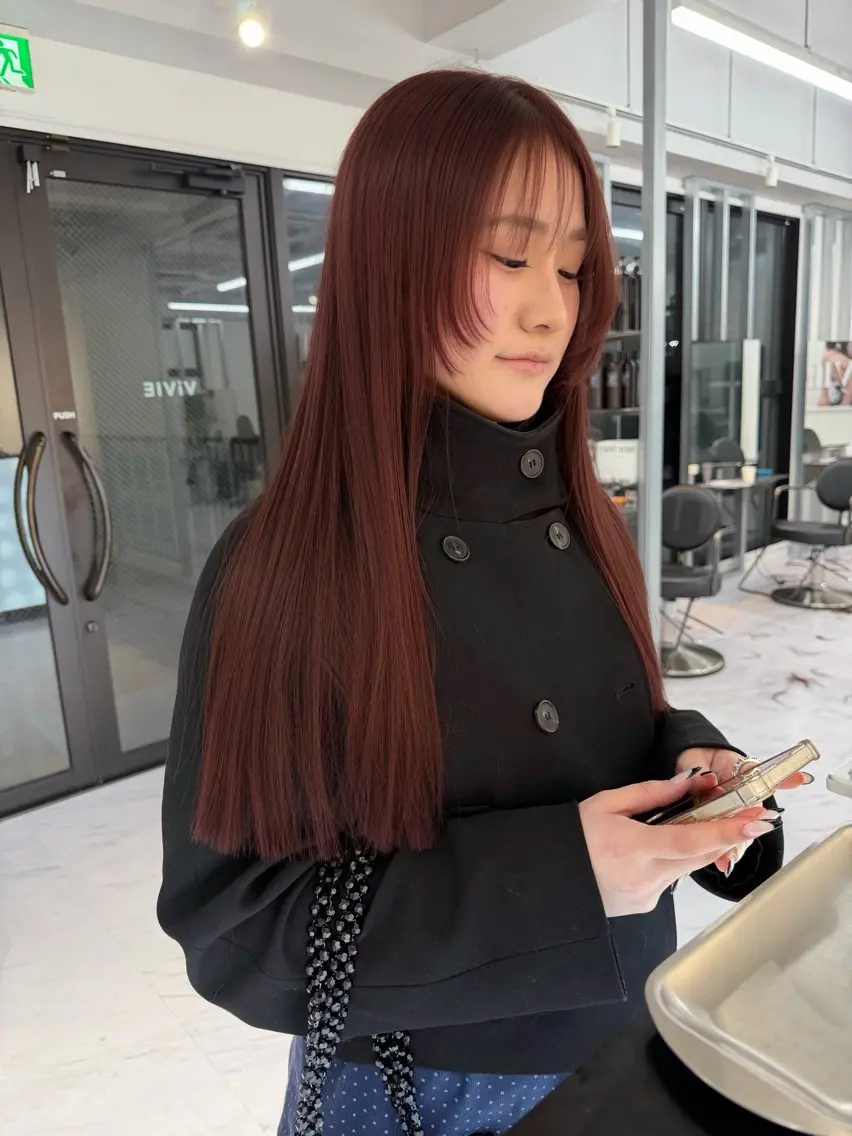 ロング カラー ブリーチ ボルドーカラー レッドカラー 髪質改善 縮毛矯正 カット 縮毛矯正 トリートメント TATSUブリーチ/ ミルクティーベージュのヘアスタイル