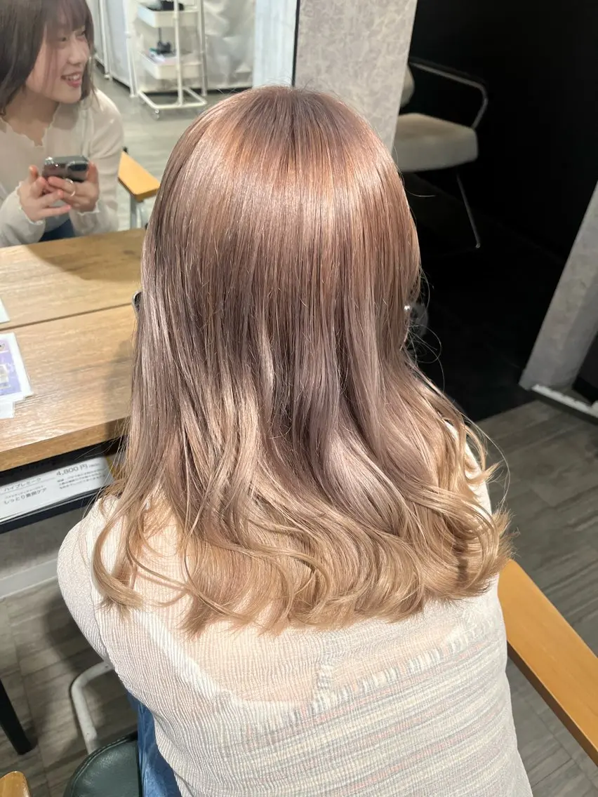 カラー 透明感ブラウン｜ レイヤー｜小寺 葵のヘアスタイル