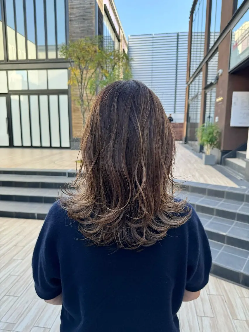 ミディアム カラー レイヤーカット カット トリートメント 沖 宜志のヘアスタイル