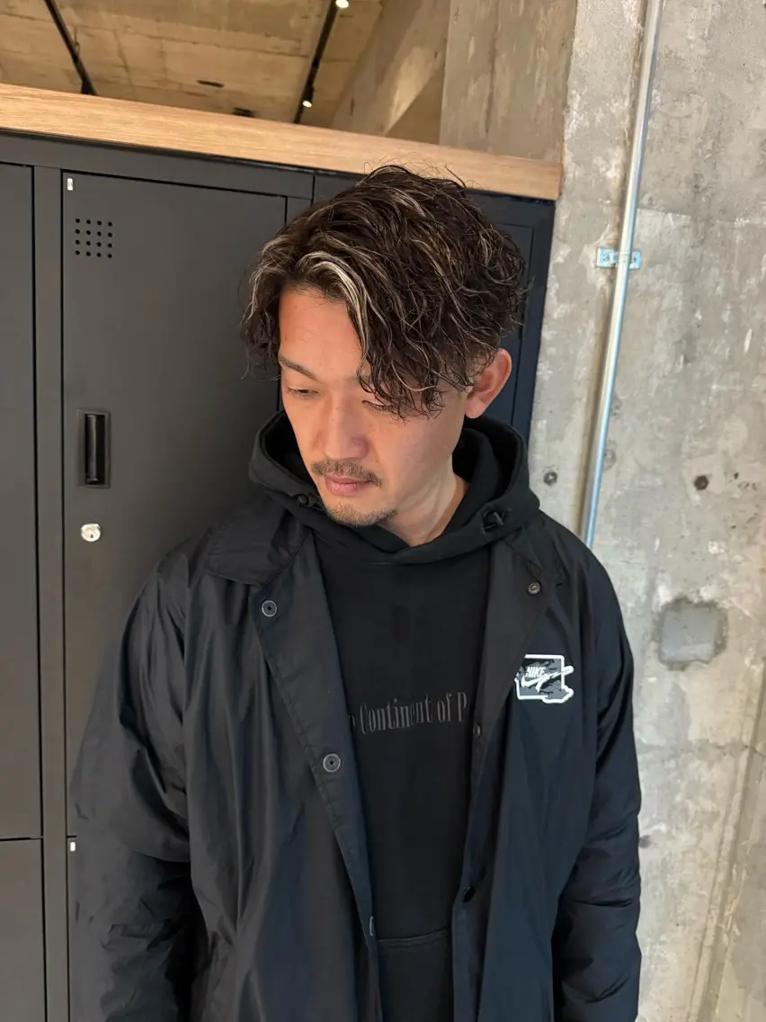 ショート カラー パーマ ブリーチ ケアブリーチ ハイライトカラー ハイライト カット ヘアカラー パーマ メンズハイライト／ 町田／パーマ／TOMのヘアスタイル