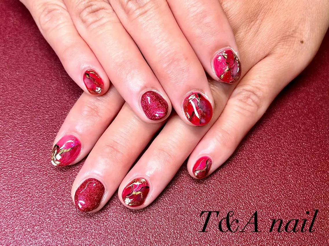 ネイル 長さ出し ジェルネイル 大理石ネイル(マーブル) ニュアンスネイル 赤色 T&A nailのネイルデザイン