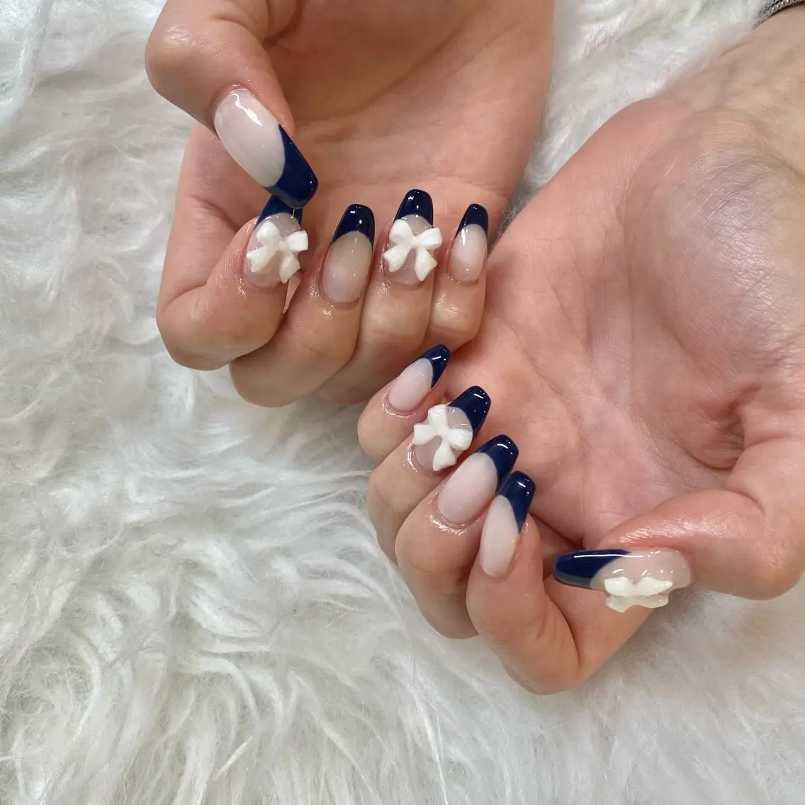 ネイル フレンチネイル ネイビー リボン WAVY airiのネイルデザイン
