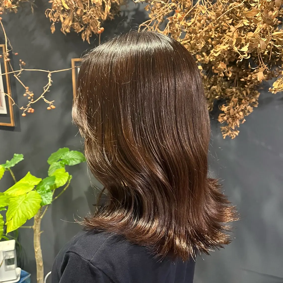 セミロング くびれヘア 顔周りカット 韓国風ヘア 岸本 まほのヘアスタイル